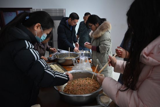 浓情饺子 温暖冬至——7790必发集团官网建设发展冬至包饺子活动！